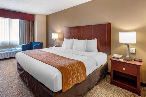 Säng eller sängar i ett rum på Comfort Inn & Suites Kelso - Longview