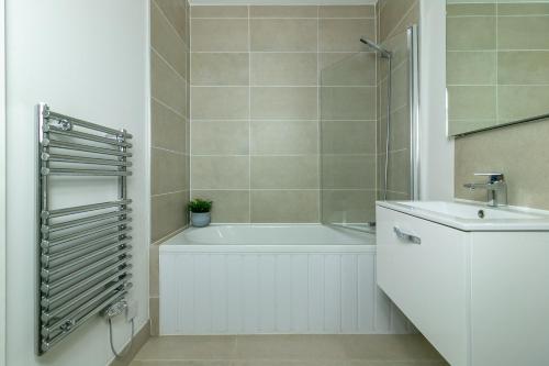 bagno con vasca e lavandino di Executive Apartment Close to Station a Hatfield