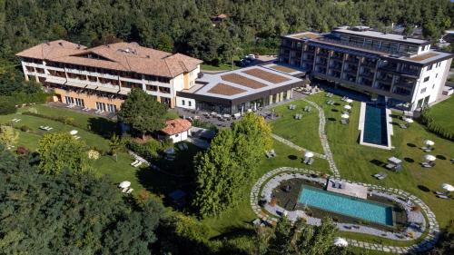 eine Luftansicht eines Resorts mit einem großen Gebäude in der Unterkunft Garden Park Hotel in Prad am Stilfserjoch