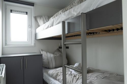 諾登的住宿－Chalet bis sechs Personen ohne Hund - a61186，一间卧室设有两张双层床和一扇窗户。