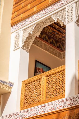 a balcony in a building with ornate architecture at Riad Sayeda Al Hora in Fès