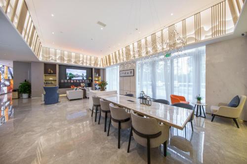 a large living room with a long table and chairs at Atour Hotel Linyi Beijing Road in Linyi