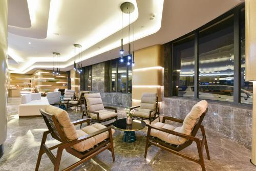 vestíbulo con sillas y sala de espera en Atour Hotel Baotou Xitu, en Baotou