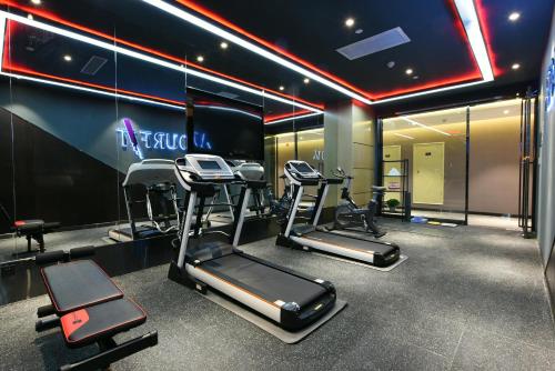 un gimnasio con varias cintas de correr y máquinas elípticas en Atour Hotel Baotou Xitu en Baotou