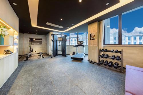 uma sala de fitness com um ginásio com uma passadeira em Atour Hotel Ningbo Fenghua Huizheng Street em Ningbo
