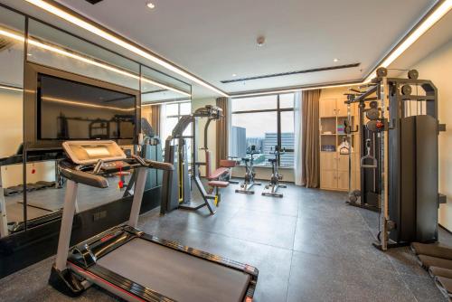 Fitness centrum a/nebo fitness zařízení v ubytování Atour Hotel Guangzhou Huadu Financial Center