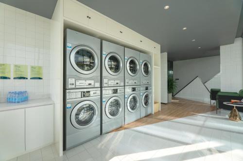a laundry room with a bunch of washing machines at Atour Hotel Yan'an Luyi Park in Yan'an
