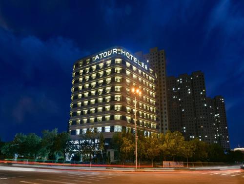 un edificio con un cartello sopra di Atour Hotel Baotou Xitu a Baotou