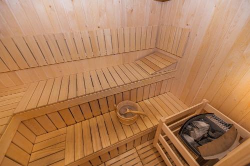 an overhead view of a wooden sauna with a bucket at Pensiunea Hilltop in Predeal