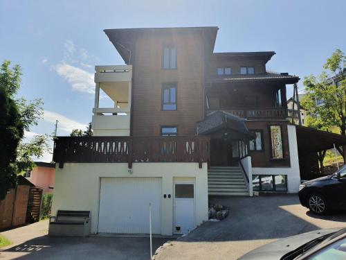 uma casa grande com garagem em frente em Nérine em Leysin