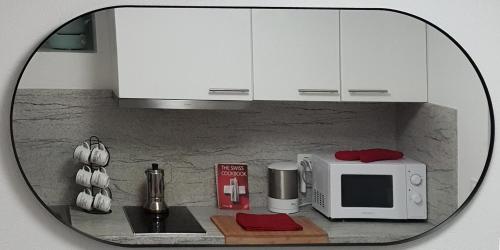 uma cozinha com um balcão e um micro-ondas em Nérine em Leysin