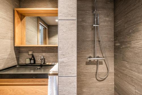 Ett badrum på Apartment Merbau Les Gets - by EMERALD STAY