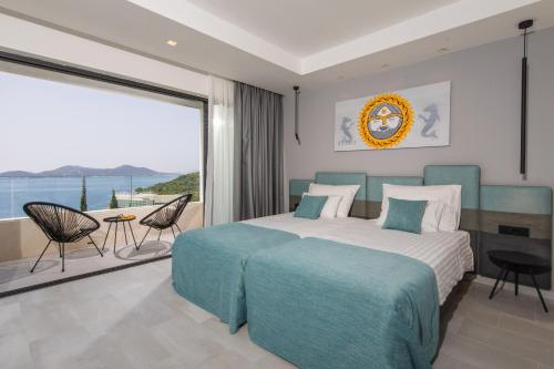 una camera da letto con un letto grande e una grande finestra di Luxury Villa Helios 5* a Dubrovnik