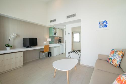 Kuchyň nebo kuchyňský kout v ubytování Hotel LIVVO Dunagolf Suites