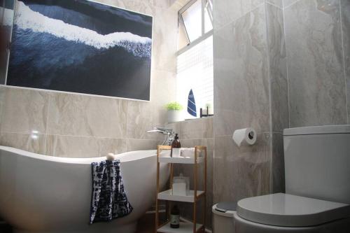 ダーバンにあるLuxury Apartment in Umhlanga Rocksのバスタブとトイレ付きのバスルーム
