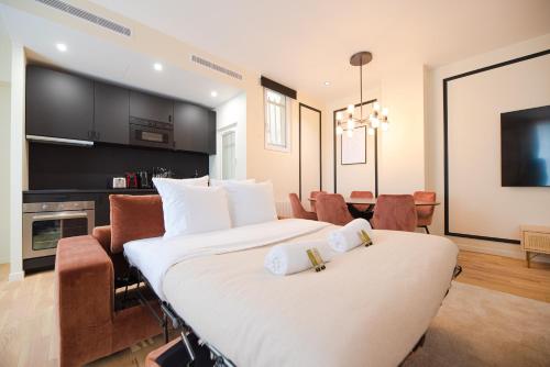 une chambre avec deux lits et un salon dans l'établissement MBM - Echiquier, à Paris