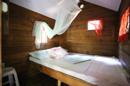 a room with a bed in a wooden cabin at Acorde eco in Angra dos Reis