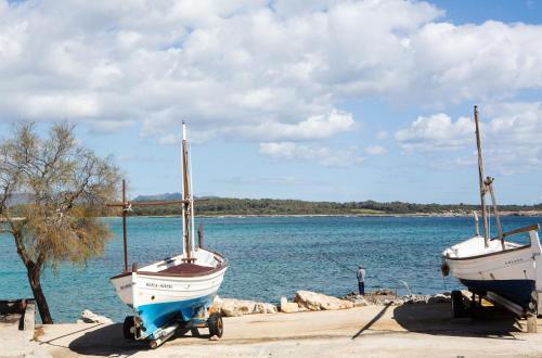two boats parked on the shore of a body of water at Mix Peymar in S'Illot