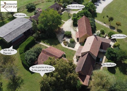 une vue aérienne sur une vieille maison avec des étiquettes dans l'établissement Domaine De La Licorne, à La Chapelle-Aubareil