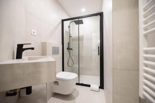 une salle de bain avec une douche, des toilettes et un lavabo dans l'établissement MBM - CHARONNE, à Paris