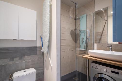 a bathroom with a toilet and a sink at Superbe appartement dans le centre historique in Poitiers