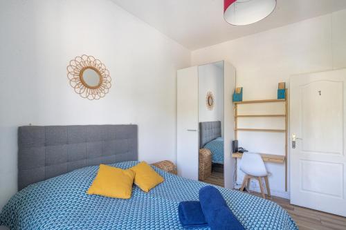 A bed or beds in a room at Superbe appartement dans le centre historique