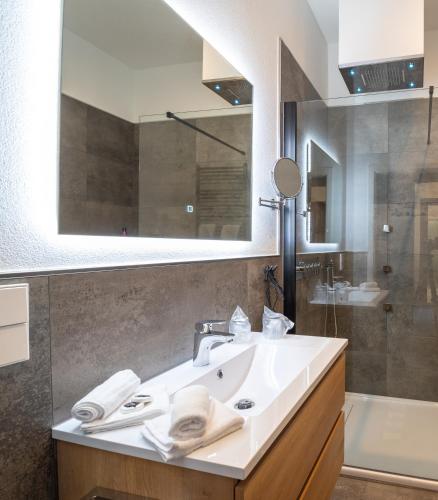 a bathroom with a sink and a mirror and a tub at Liebknecht 13 in Bernburg