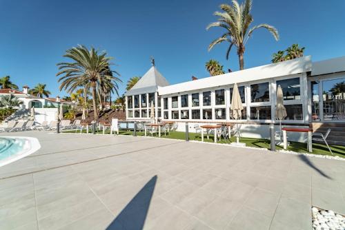 Bazén v ubytování Hotel LIVVO Dunagolf Suites nebo v jeho okolí