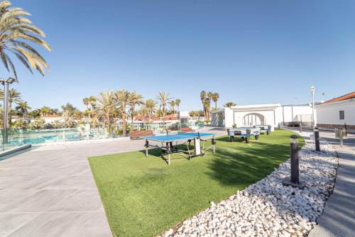 Bazén v ubytování Hotel LIVVO Dunagolf Suites nebo v jeho okolí