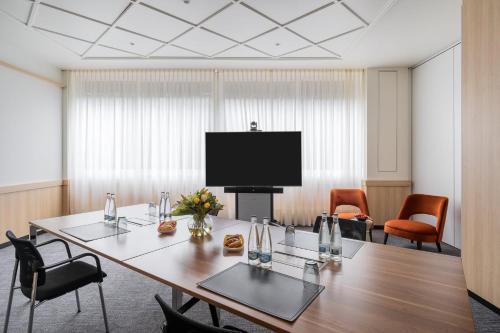 TV a/nebo společenská místnost v ubytování Crowne Plaza Geneva by IHG
