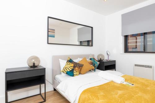 Tempat tidur dalam kamar di Leicester Luxury Apartments - Eastgate
