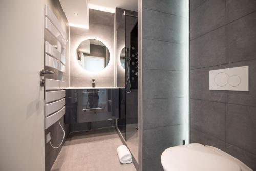 une salle de bain avec un lavabo et un miroir dans l'établissement MBM - TERRAGE, à Paris
