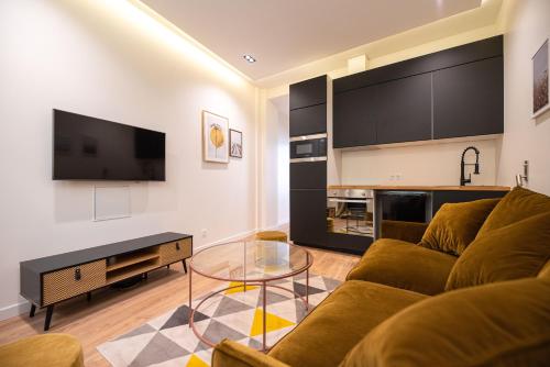 un salon avec un canapé et une télévision dans l'établissement MBM - TERRAGE, à Paris