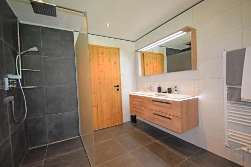 een badkamer met een wastafel en een douche bij Alpboden in Auffach