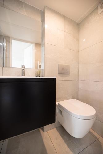une salle de bain avec des toilettes blanches et un lavabo dans l'établissement Loft in paris, à Paris