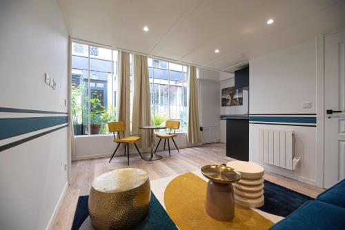 un salon avec un canapé et une table dans l'établissement Loft in paris, à Paris