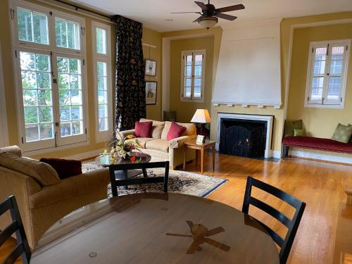 uma sala de estar com uma mesa e uma lareira em City House Bed and Breakfast em Harrisburg