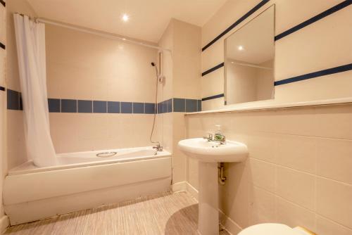 y baño con lavabo, aseo y bañera. en Lever St Central en Mánchester
