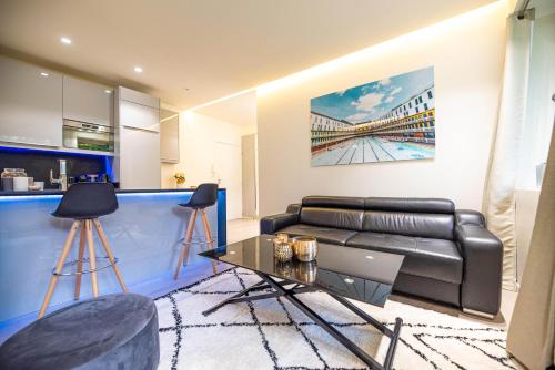 un salon avec un canapé et une table dans l'établissement MBM - LA TOUR, à Paris