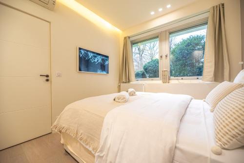 une chambre avec un lit blanc et une fenêtre dans l'établissement MBM - LA TOUR, à Paris