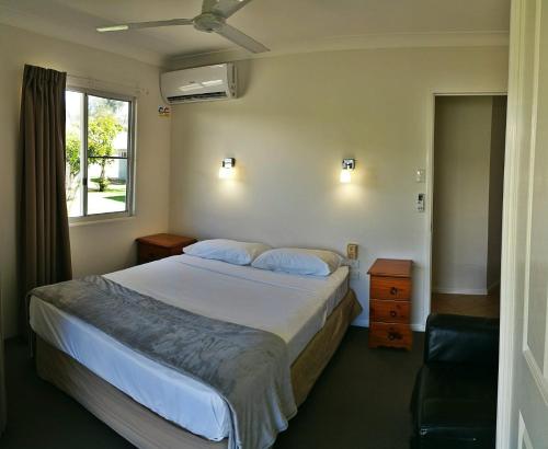Sea View Villa. 2 bedroom. Sleeps 4. Free WIFI في Victoria Park: غرفة نوم بسرير كبير ونافذة