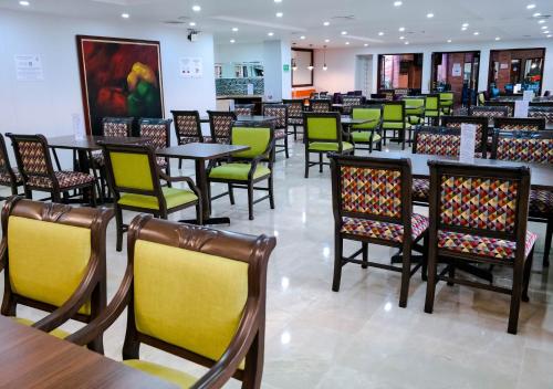 a dining room with tables and chairs at Hotel Internacional La Triada in Bucaramanga