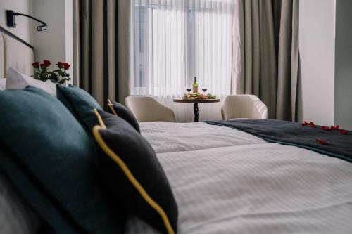 um quarto com uma cama com almofadas azuis e uma mesa em DReAM Boutique Residence em Cracóvia