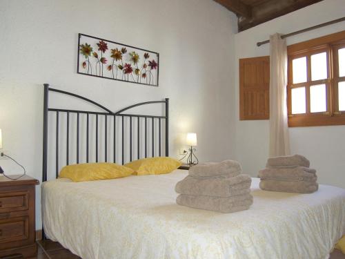 ein Schlafzimmer mit einem Bett mit Handtüchern darauf in der Unterkunft Casa Samuel in Granadilla de Abona