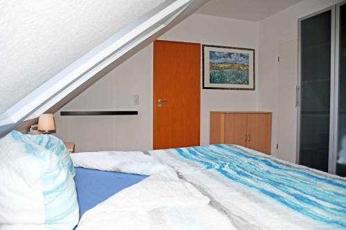 Una cama o camas en una habitación de Hoeft Residenz Alt Reddevitz