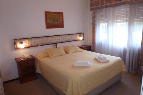 - une chambre avec un lit et 2 plateaux dans l'établissement Hotel Edelweiss, à Villa General Belgrano