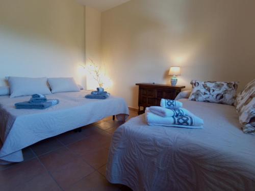 two beds in a room with blue towels on them at Alojamiento Rural El Ojuelo in El Ojuelo