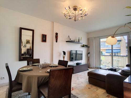 - une salle à manger et un salon avec une table et un canapé dans l'établissement Nestor&Jeeves - ANDRIOLI TERRASSE - Central - Close beach - Top floor, à Nice