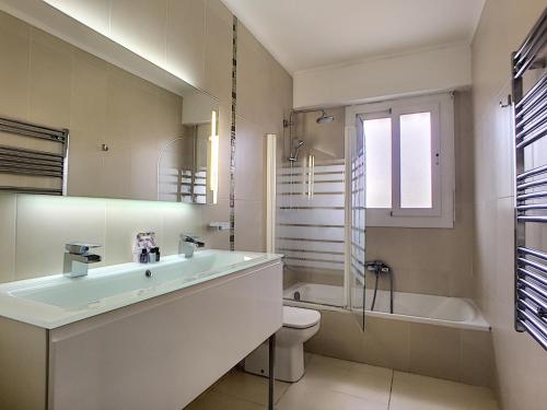 une salle de bain avec un lavabo, des toilettes et une baignoire dans l'établissement Nestor&Jeeves - ANDRIOLI TERRASSE - Central - Close beach - Top floor, à Nice