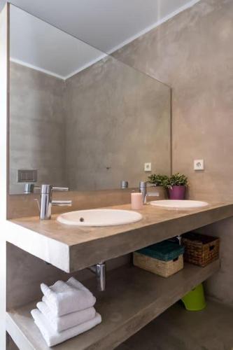 a bathroom with two sinks and a large mirror at ALENTEJO Mountain Vacation House in Castelo de Vide